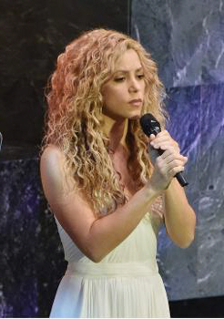 Shakira all'inaugurazione del Summit